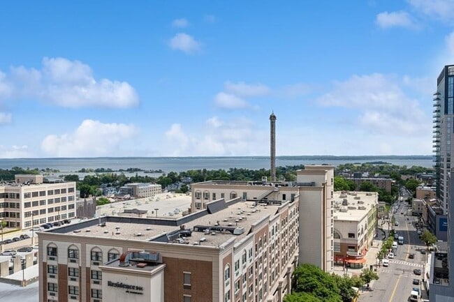 Building Photo - 175 Huguenot St