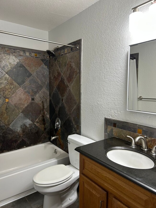 Building Photo - Juanita Updated 2 Bedroom 1 Bath Condo W/D...