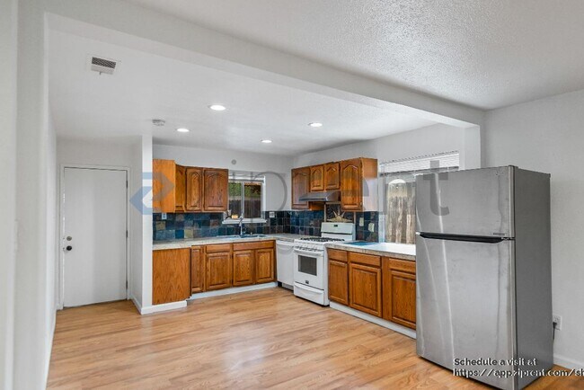 Building Photo - 909 N Estates Dr