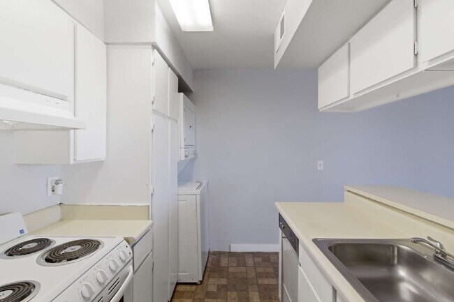 Building Photo - Top-floor studio apartment! Recently renovated with brand new flooring and paint throughout.