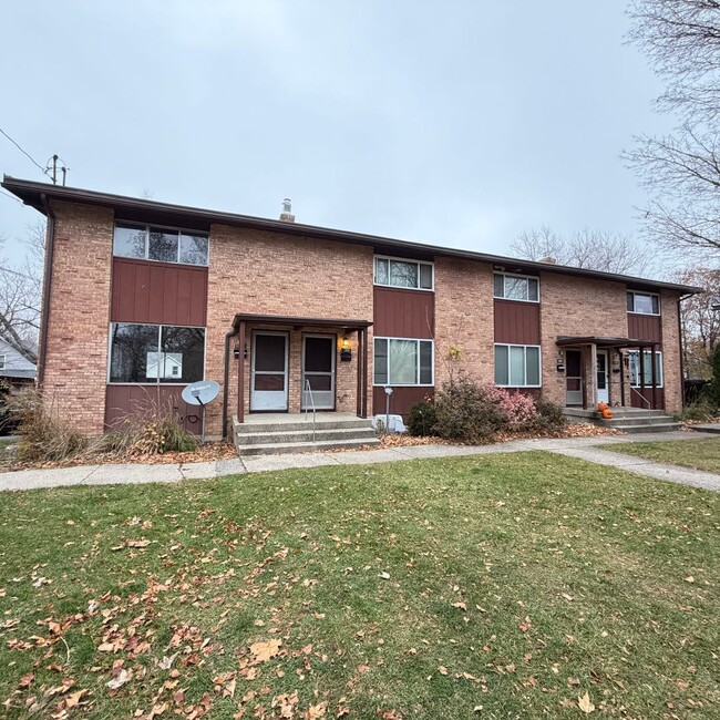 Building Photo - Remodeled - Two Bedroom Townhome on the NE Side of Grand Rapids