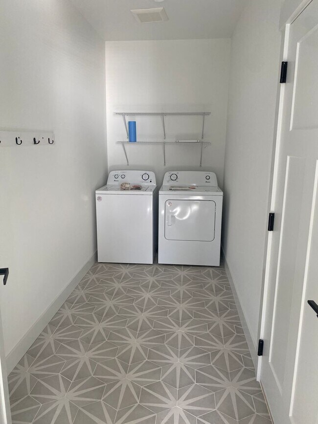 Building Photo - Beautiful New Construction Condo in Moses Pointe, Pets Welcome!