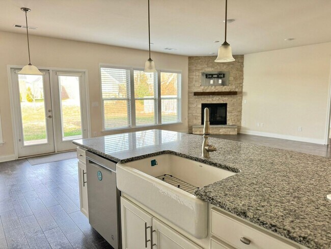 Building Photo - 4 Bedroom, 3.5 Bath Home w/ Backyard and 2 Car Garage