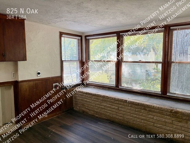 Building Photo - 825 N Oak-