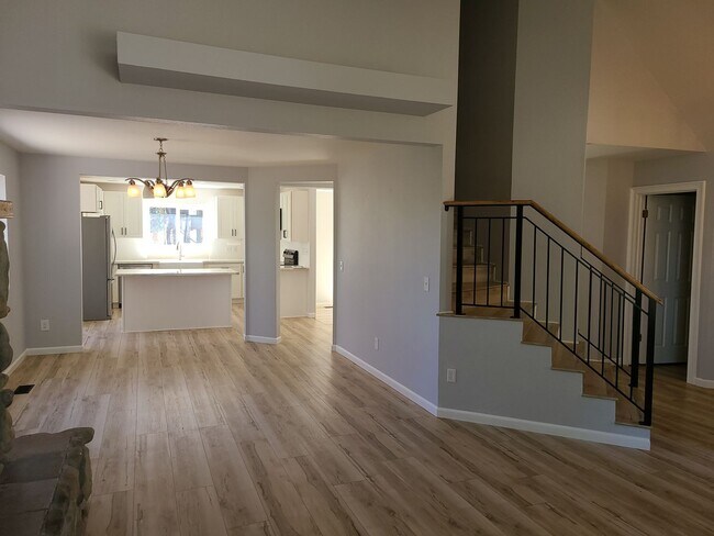 Building Photo - Beautiful Updated 3 bedroom 2.5 bath Hayde...