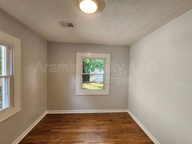 Building Photo - 1222 Crestwood Dr SE