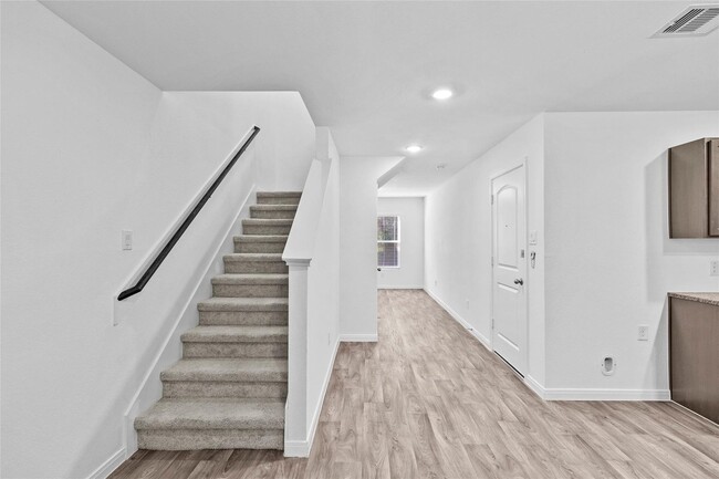 Building Photo - For lease in the sought-after Cedar Point community, this delightful home boasts 1,065 square fee...