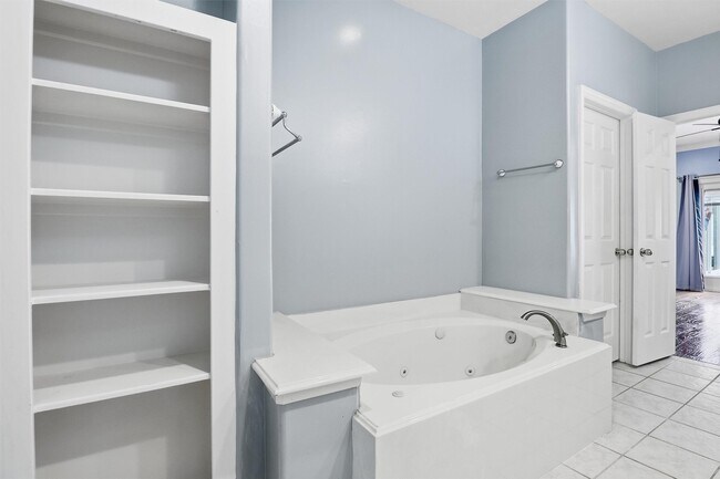 Building Photo - 201 Las Brisas St