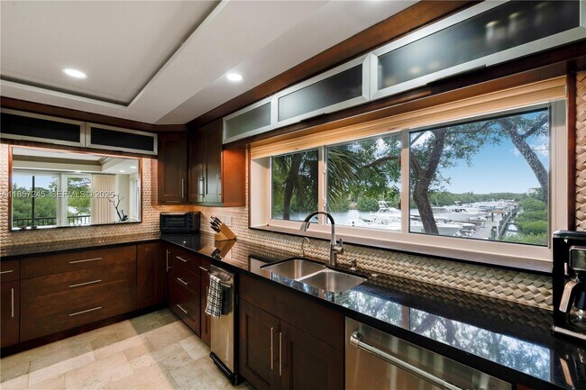 Building Photo - 6100 Paradise Point Dr