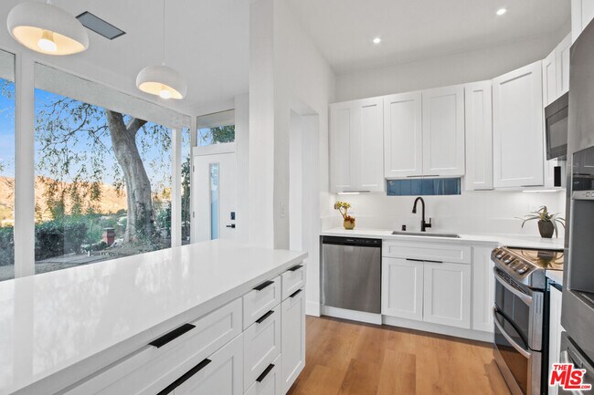 Building Photo - 7326 Pacific View Dr