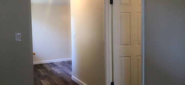 Building Photo - Hillsborough Ct