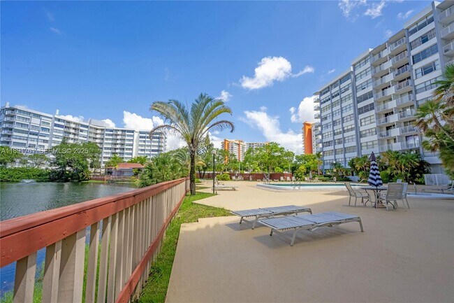 Building Photo - 1300 NE Miami Gardens Dr