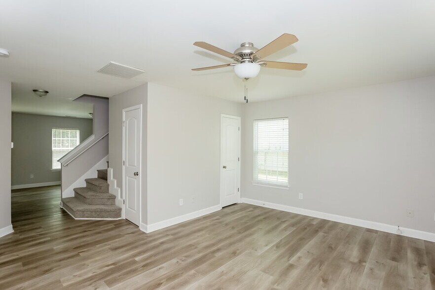 Building Photo - 1029 Ramsgate Dr SW