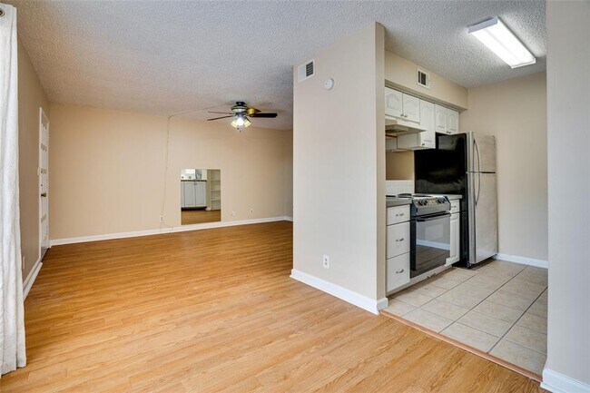 Building Photo - 500 E Riverside Dr