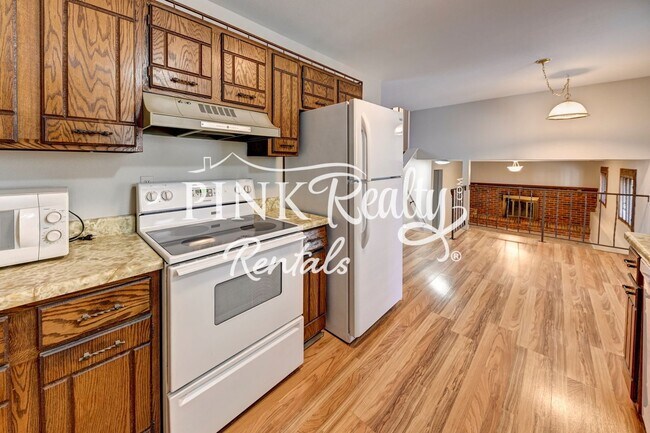 Building Photo - Nice 4 Bedroom Close to Peterson AFB and S...