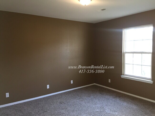 Building Photo - Large 5 Bedroom with lawn care and a commu...