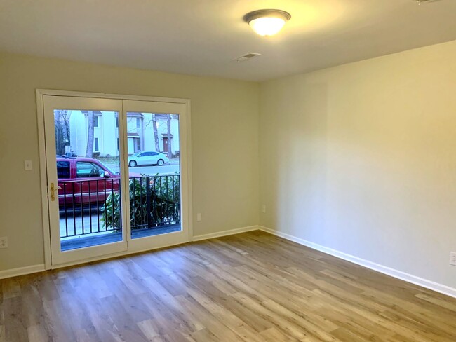 Building Photo - 1/2 off 1st months Rent move in special!!!...