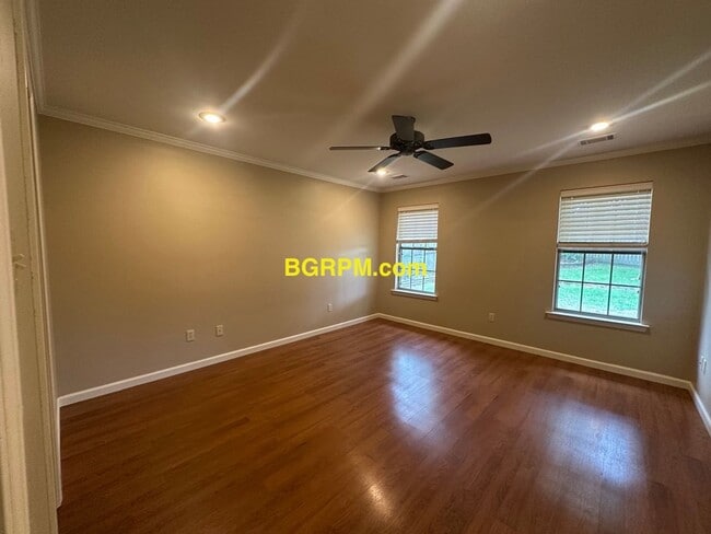 Building Photo - 3 Bed 2 Bath!