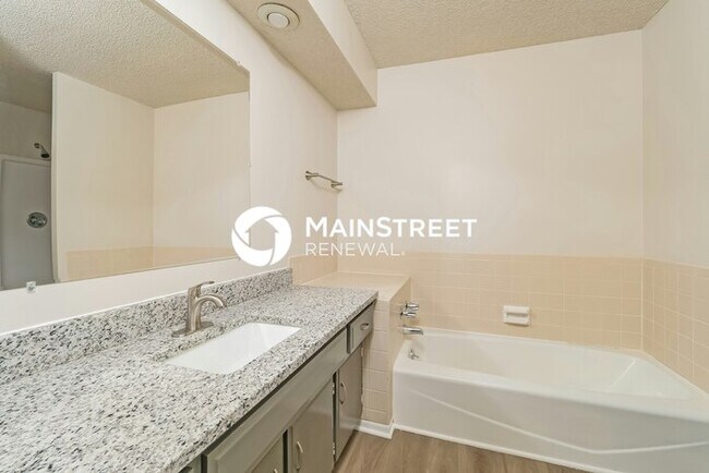 Building Photo - 3 Bedroom Pet-Friendly Home in Kansas City, MO with Main Street Renewal