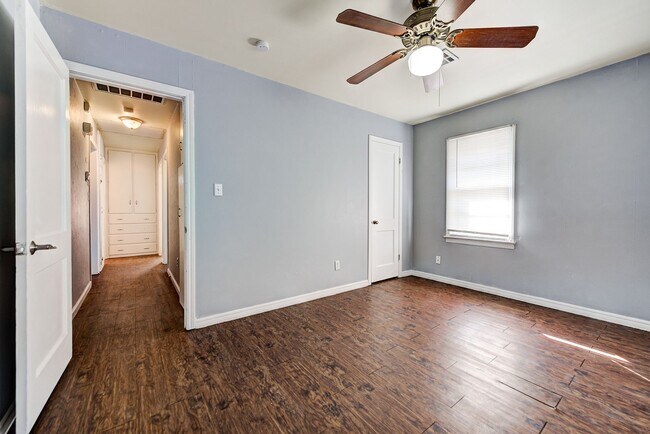 Building Photo - 2144 Pearson Dr