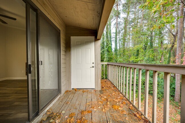 Building Photo - Beautifully remodeled one bedroom, one bath in Lake Wylie Woods!