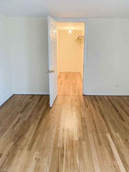 Building Photo - 2318 N Southport Ave