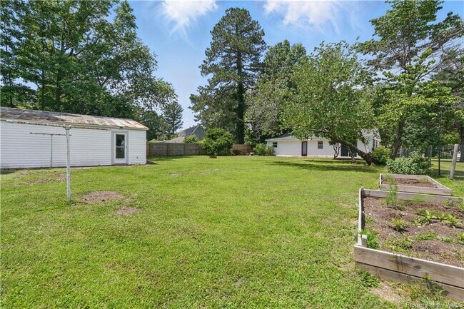 Building Photo - 3127 N Riverside Dr