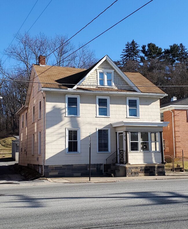 Primary Photo - 233 E Main St