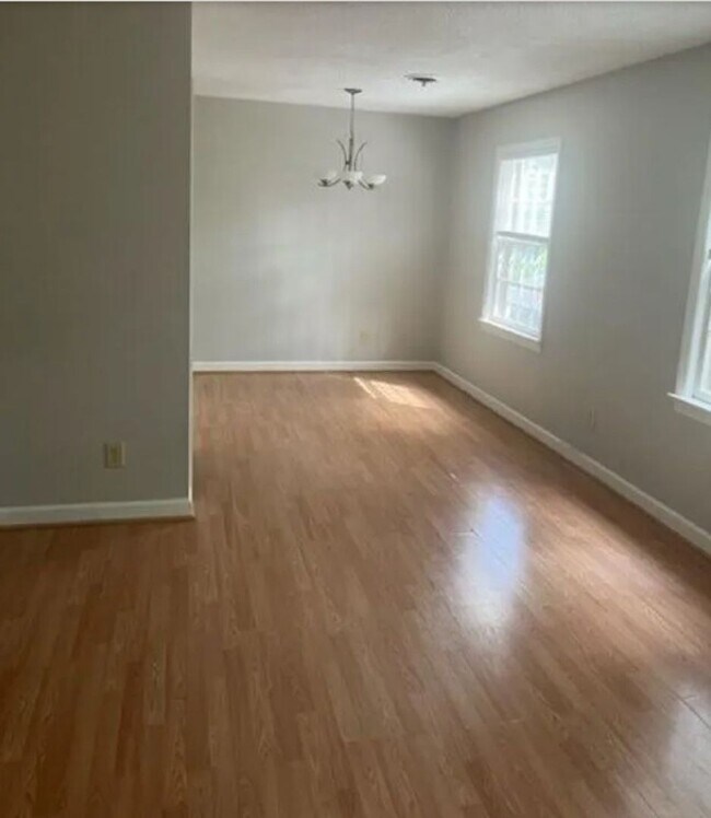 Building Photo - Beautiful, updated duplex in great area! Close to I-26 and I-20, Harbison shopping, dining, hospi...