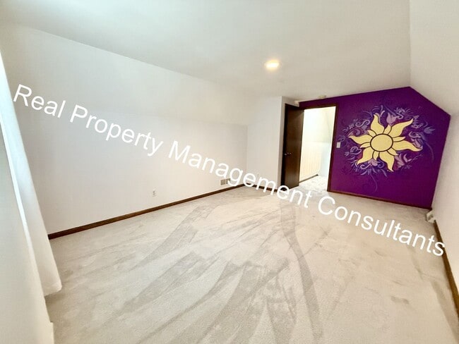 Building Photo - Spacious 4 Bedroom Home in Shawnee Mission!