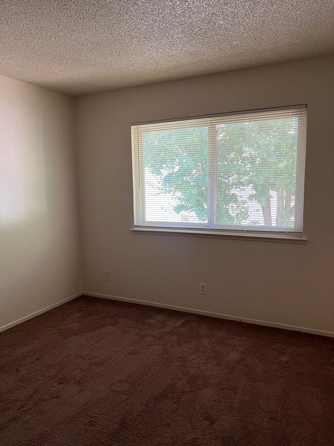 Building Photo - UPDATED 2 BEDROOM CONDO!!