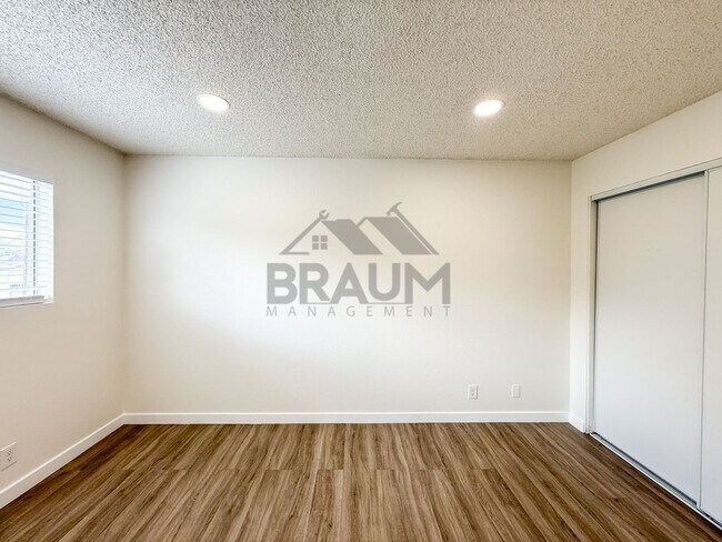 Building Photo - 14801 Delano St