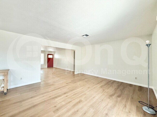 Building Photo - 517 W Highland St