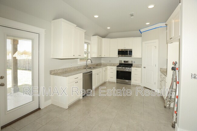 Building Photo - 2101 E Endura Pk Dr