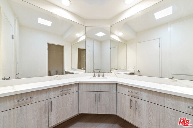 Building Photo - 8900 Alto Cedro Dr