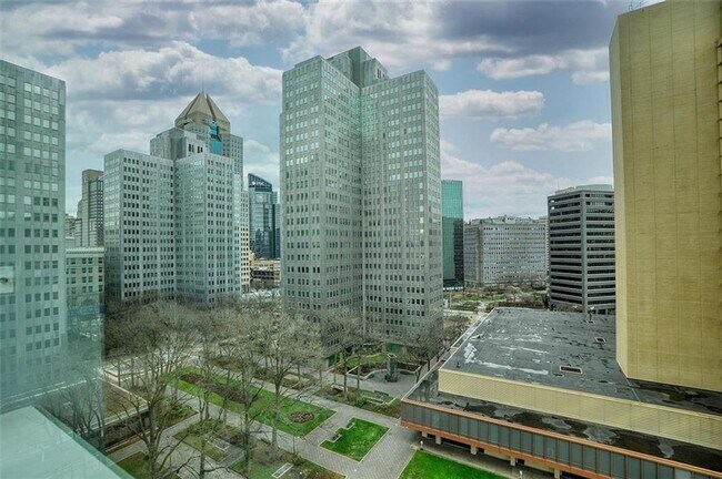 Building Photo - 320 Fort Duquesne Blvd