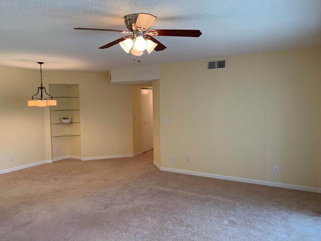Building Photo - 2136 Clearwater Dr