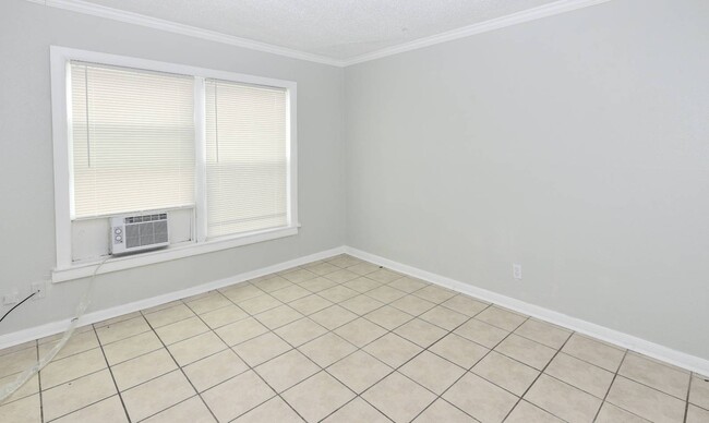 Building Photo - 903 W Kern Rd