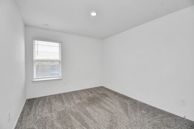 Building Photo - 5443 Pinetree Cres Ln