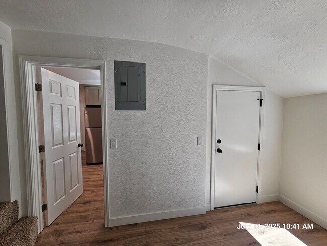 Building Photo - 408-410 SW Elmwood Ave