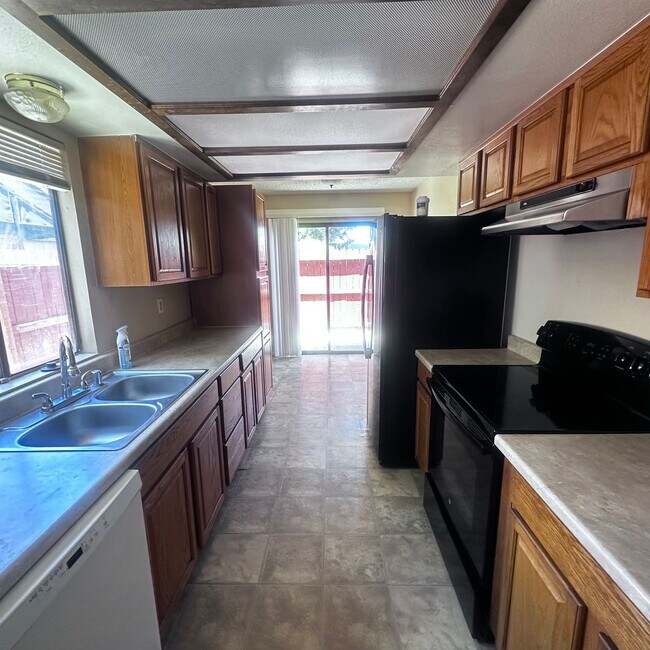 Building Photo - Must See! 2-bedroom, 2-bath single-story c...