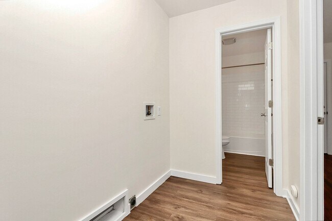 Building Photo - Rent Special on Affordable Duplex in Ender...