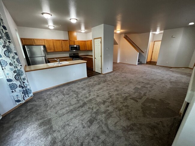 Building Photo - DuPont, end unit, 3 bedroom, 2.5 bath Townhome