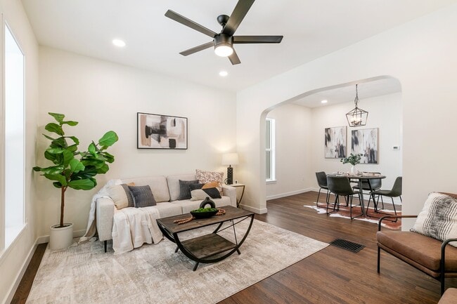 Building Photo - 227 N Walnut St