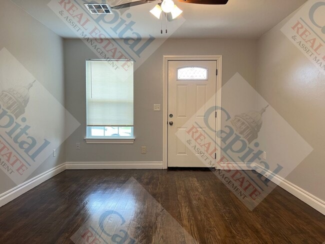 Building Photo - Updated 3 Bedroom