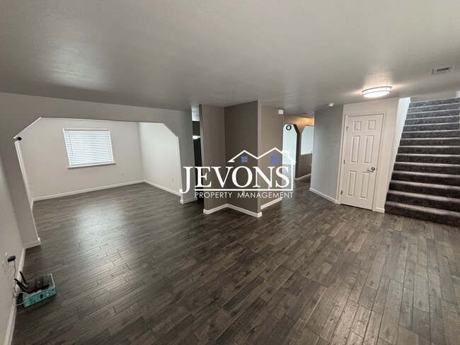 Building Photo - $500 Rent Credit - Charming 4-bedroom home with laundry and full kitchen, located near WA-17 and ...