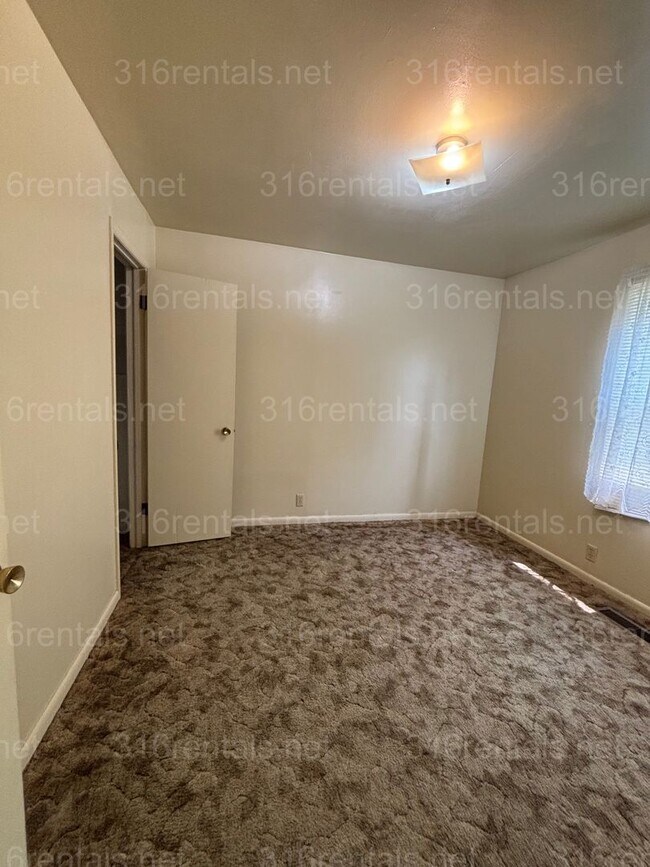 Building Photo - One bed one bath duplex available now!