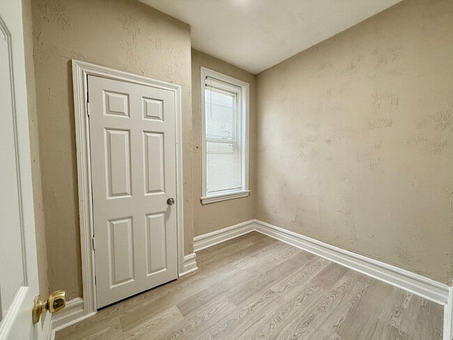 Building Photo - Spacious 4-Bedroom Home in West Philadelphia