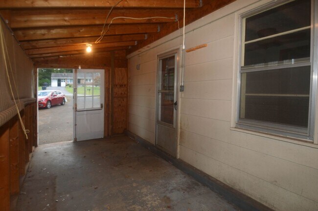 Building Photo - 3 BR Home in Madison Heights Available Immediately