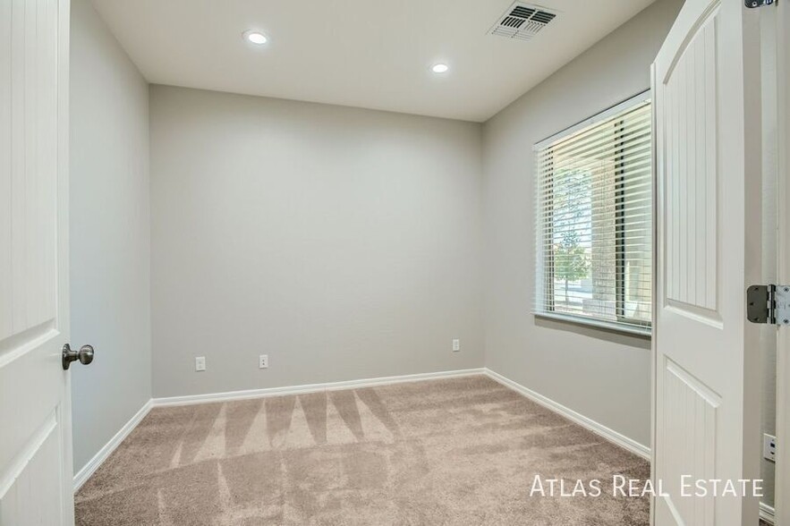 Building Photo - 970 W Deoni Trail